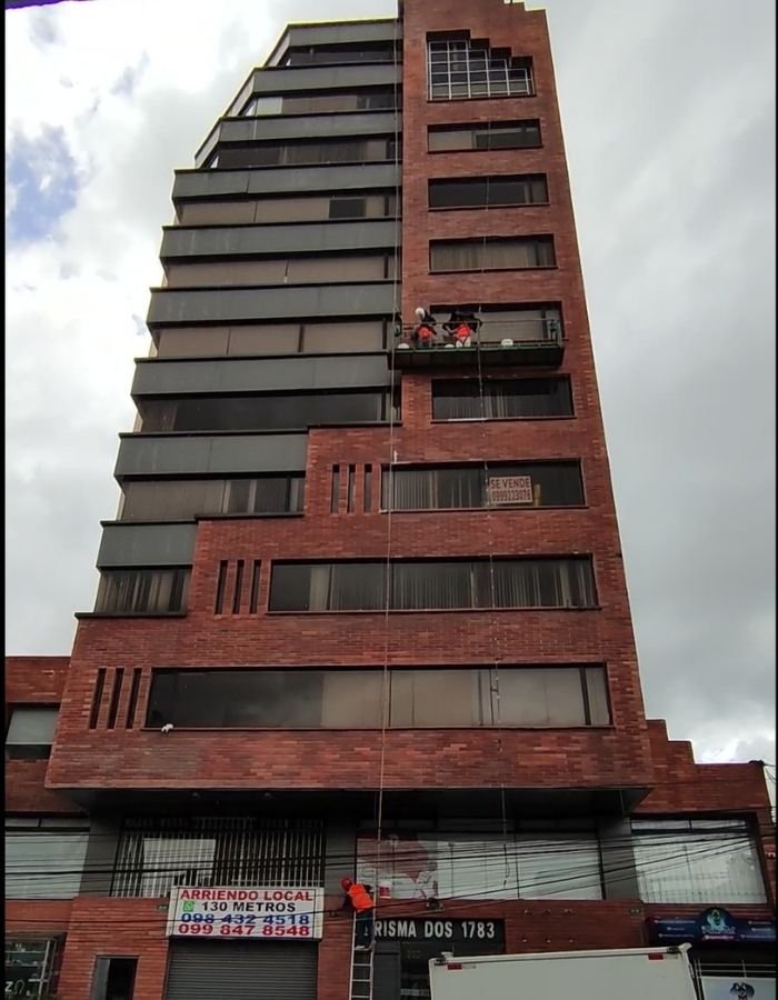 Equipo de ImperPro trabajando en proyecto