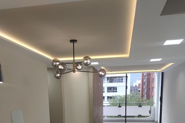 Cielo raso de gypsum con iluminación LED